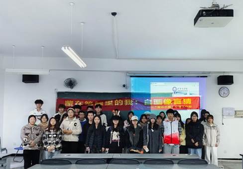 一群人站在室内AI 生成的内容可能不正确。