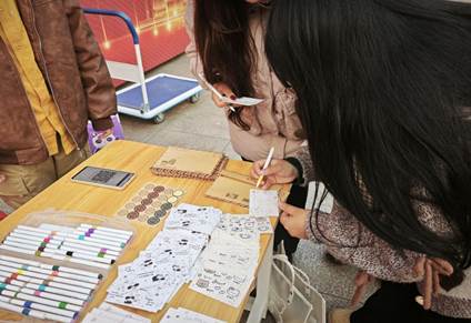 图片包含 人, 桌子, 女人, 电脑AI 生成的内容可能不正确。